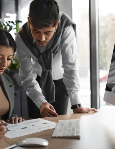 personas-analizando-y-revisando-graficos-financieros-en-la-oficina